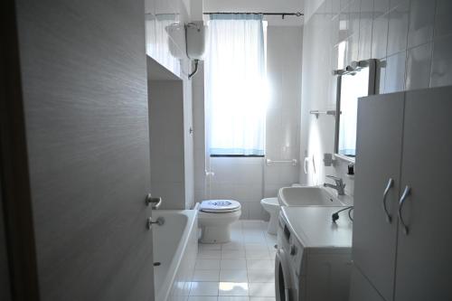 ein weißes Bad mit einem WC und einem Waschbecken in der Unterkunft Casa Fea in Vietri