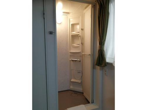 東京にあるTokyo stay Hut SARI - Vacation STAY 27260vの空の冷蔵庫付きの部屋への開放ドア
