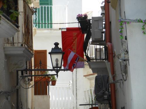 an alley with a street light and a flag at Relais Parallelo 41 in Vieste