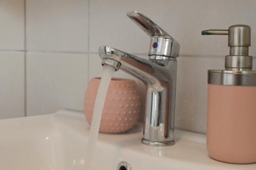 トリブニにあるHoliday Home Romanaの洗面台(蛇口、ピンクのカップ付)