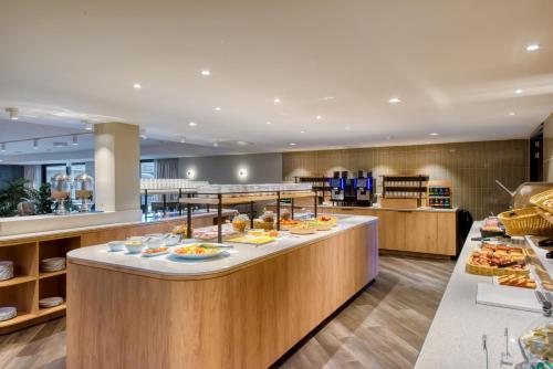 a buffet line with food on display in a restaurant at Hotel de Schelde in Cadzand-Bad