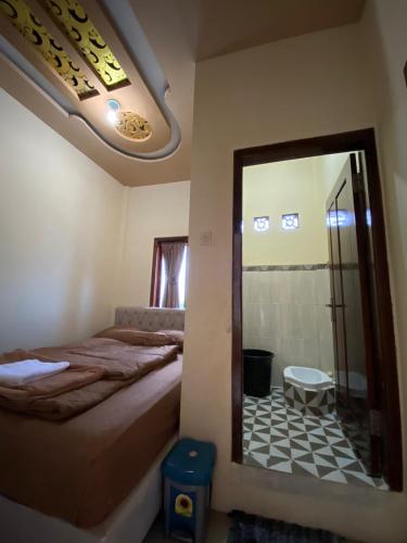 Tempat tidur dalam kamar di Homestay Dieng Adiputra Syariah