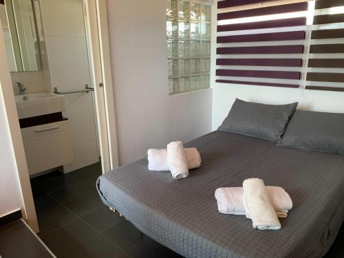 um quarto com uma cama com duas toalhas em Valencia Central Loft em Valência