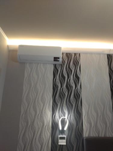 a light above a curtain with a mouse on a window at La Casa di Sonia in Savona