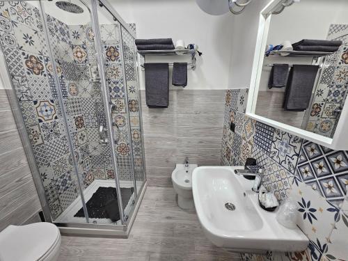 La salle de bains est pourvue de toilettes, d'un lavabo et d'une douche. dans l'établissement FronteMare Locazione Turistica, à Porto Empedocle