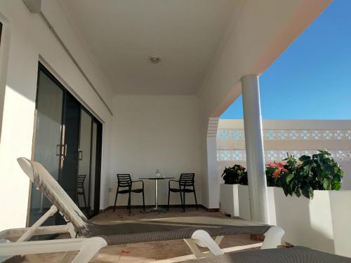 a room with a chair and a table with chairs at Wohnung Sabina in Agüimes