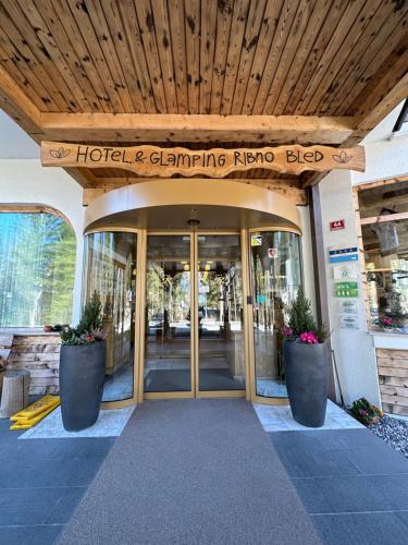 een toegang tot een hotel en dansende kinoheihei tas bij Ribno Alpine Hotel in Bled