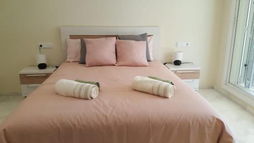 1 dormitorio con 1 cama grande y 2 almohadas en Luxury Apartment Los Olivos HK - 99 HDA Golf Resort, en Fuente Alamo