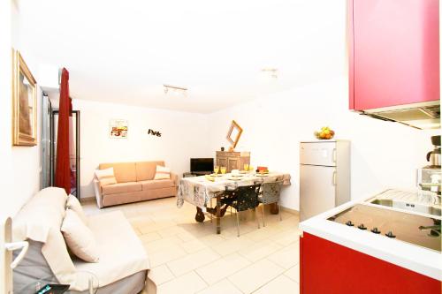 une cuisine et un salon avec un canapé et une table dans l'établissement The Old Port chez Antonella, à Cannes