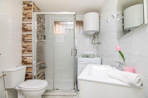 y baño con ducha, aseo y lavamanos. en Erisa 55 by IVI Real Estate, en Torremolinos