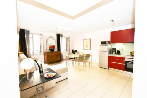 Il comprend une cuisine et un salon avec une table. dans l'établissement The Old Port chez Antonella, à Cannes