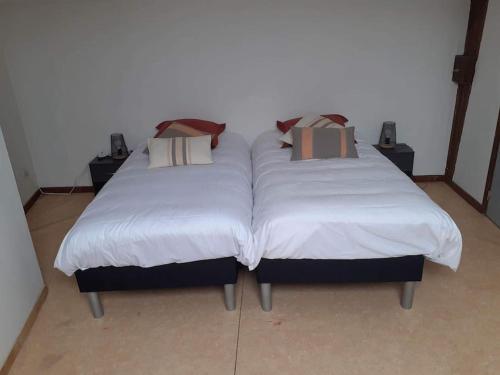 2 Betten nebeneinander in einem Zimmer in der Unterkunft Gite près du Chat'O in Fresnicourt-le-Dolmen