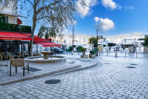 une rue pavée avec une fontaine dans une ville dans l'établissement The Old Port chez Antonella, à Cannes