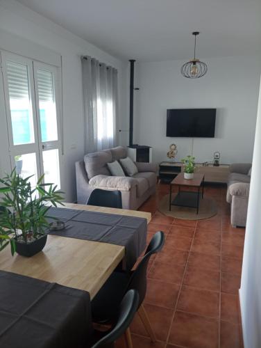 ein Wohnzimmer mit einem Sofa und einem Tisch in der Unterkunft Casa Cristy in Montejaque