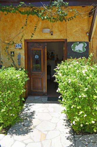 an entrance to a building with a wooden door at Pousada Mata Atlantica Juquehy in Juquei