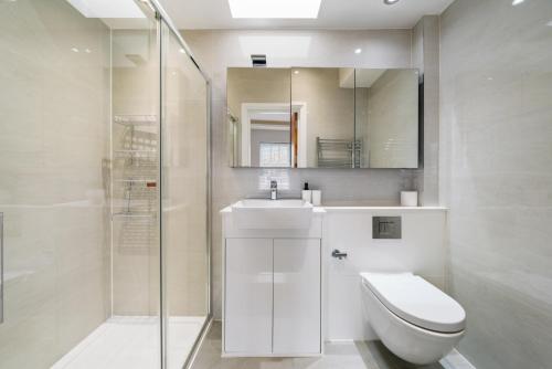 a bathroom with a toilet and a sink and a shower at Modern 4 Bedroom Townhouse with Cinema Room in the heart of London SE1 in London