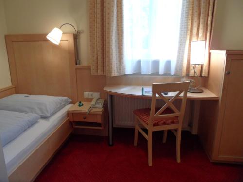 Una cama o camas en una habitación de Pension Katrin