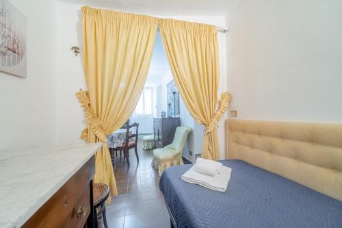 A bed or beds in a room at Sole & Mare Camogli Holiday Apartment
