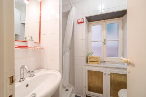 A bathroom at Sole & Mare Camogli Holiday Apartment
