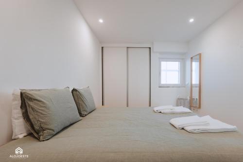 duże łóżko z dwoma ręcznikami na górze w obiekcie The Terrace - Santa Cruz w mieście Santa Cruz