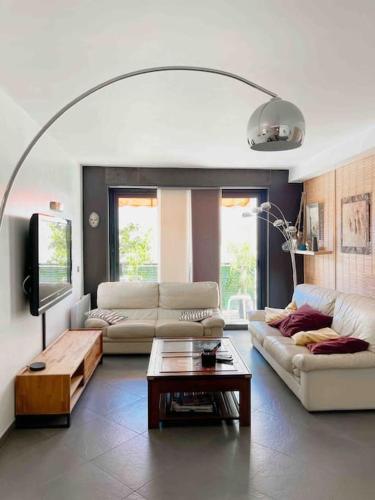 un salon avec deux canapés et une table basse dans l'établissement Le Gabian - Centre ville - 4 prs, à Cassis