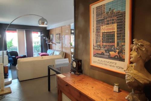 un salon avec un canapé et un tableau au mur dans l'établissement Le Gabian - Centre ville - 4 prs, à Cassis