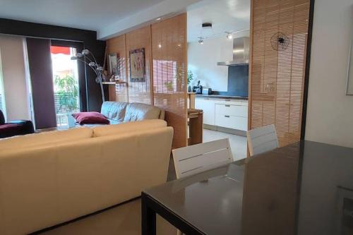 un salon avec un canapé et une table dans l'établissement Le Gabian - Centre ville - 4 prs, à Cassis