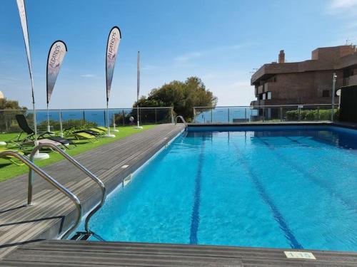 Bazén v ubytování Precioso apartamento con vistas al mar con piscina nebo v jeho okolí