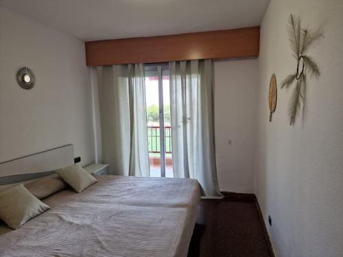 Postel nebo postele na pokoji v ubytování Precioso apartamento con vistas al mar con piscina
