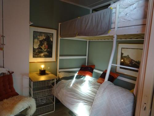 1 Schlafzimmer mit 2 Etagenbetten und einem Schreibtisch in der Unterkunft Actif 106 - Hallingheim apartment ski inn/ski ut in Ål