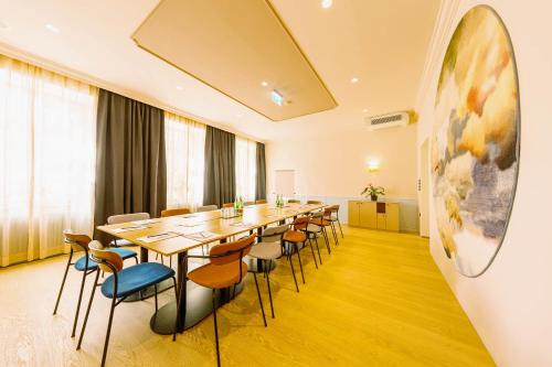 a conference room with a long table and chairs at Der Wilhelmshof in Vienna