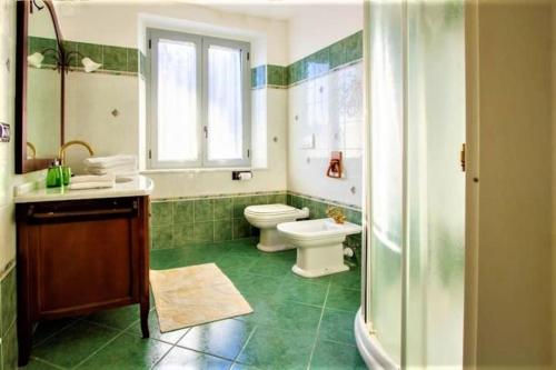y baño con aseo, lavabo y ducha. en Luxury Private Lunigiana Villa en Bagnone