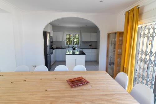 Dapur atau dapur kecil di Villa Reyets 4 bed 3 bath Private Pool
