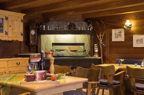 ein Esszimmer mit einem Tisch und einem Kamin in der Unterkunft Alpina in Leukerbad