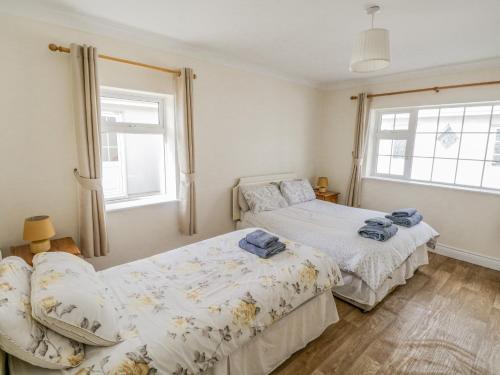 1 dormitorio con 2 camas y ventana en Pine View, Longford, en Longford