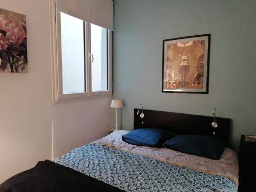 巴黎的住宿－聖馬丁公寓，一间卧室设有一张床和一个窗口