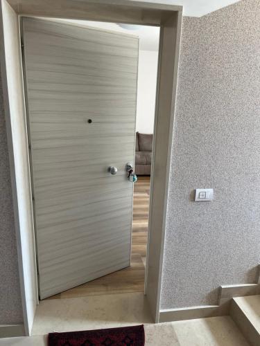 een deur naar een kamer met een stoel bij Appartamento Mare Fuori in Polignano a Mare