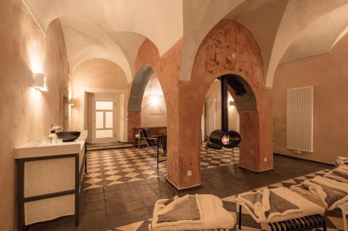 een grote kamer met gewelfde plafonds en een wastafel en een kamer met bij Schloss Prossen in Bad Schandau