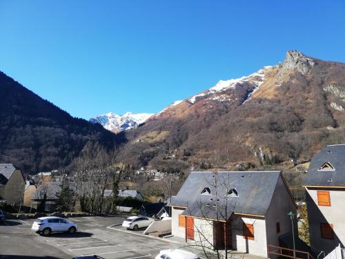 widok na góry z parkingu w obiekcie Appartement les chalets d estives w mieście Cauterets