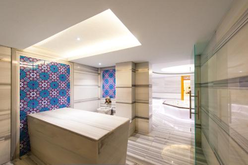 un bagno con una panca in una stanza con doccia di A Good Life Utopia Family Resort a Alanya