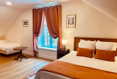 - une chambre avec un lit et une fenêtre dans l'établissement Manoir de Daubeuf, à Daubeuf-Serville