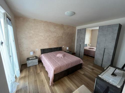 een slaapkamer met een bed en een grote spiegel bij Appartamento Mare Fuori in Polignano a Mare