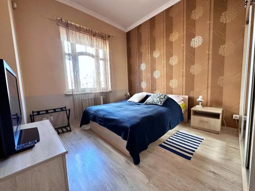 ein Schlafzimmer mit einem blauen Bett und einem Fenster in der Unterkunft Gracja, Sopot Monte Cassino, Balkon, Parking in Sopot