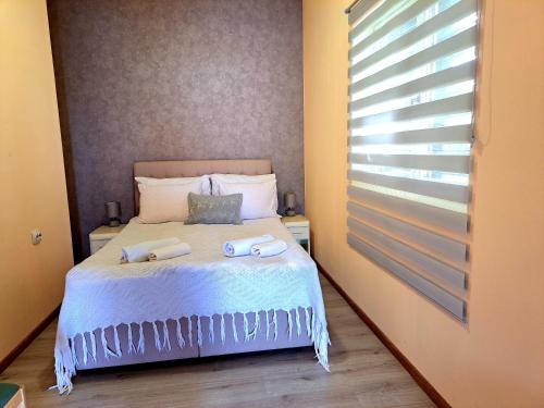 ein Schlafzimmer mit einem Bett mit zwei Handtüchern darauf in der Unterkunft Sobe Apartmani Svitlana in Sukošan