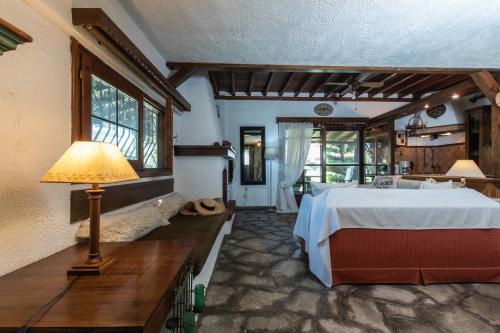 スカラ・フォルカスにあるF & B Summer Collection - Kassandra - Fourkaのベッドルーム1室(ベッド1台付)、ランプが備わります。