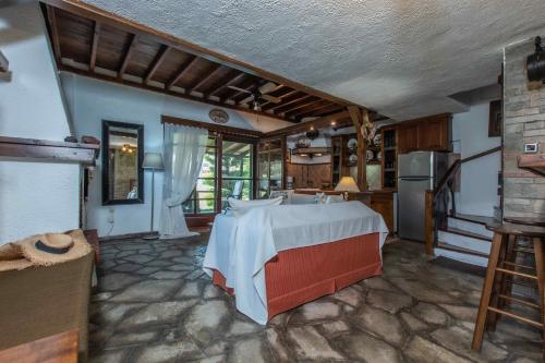 スカラ・フォルカスにあるF & B Summer Collection - Kassandra - Fourkaのキッチン(部屋の真ん中に大型ベッド1台付)