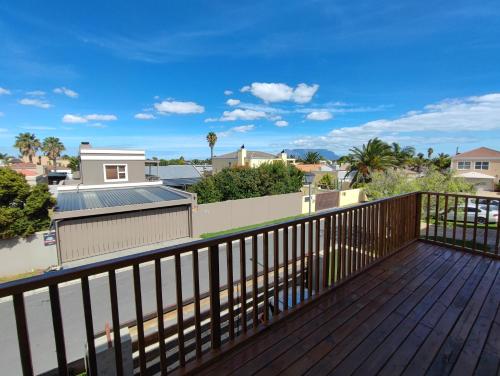 Balkoni atau teres di Lovely 2 bedroom condo with balcony and a view!