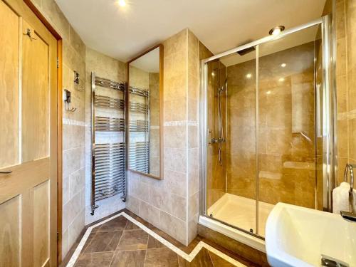 y baño con ducha y lavamanos. en Hectors House, Rothbury, en Rothbury