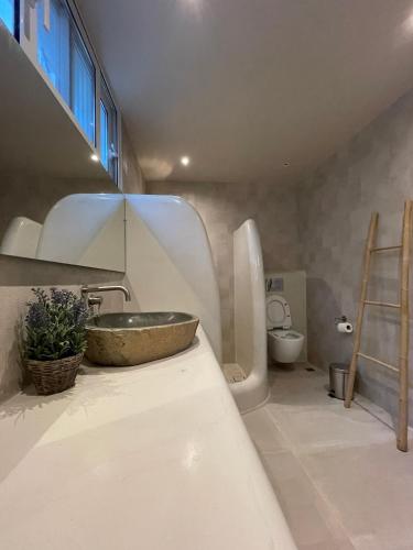 a bathroom with a sink and a toilet at Simousea in Kithnos