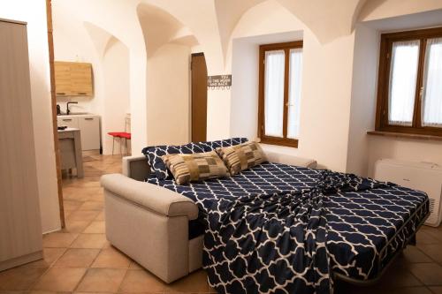 1 dormitorio con 1 cama y 1 sofá en una habitación en Palazzolo Centro Storico - 15 min Dal Lago d'Iseo en Palazzolo sullʼOglio